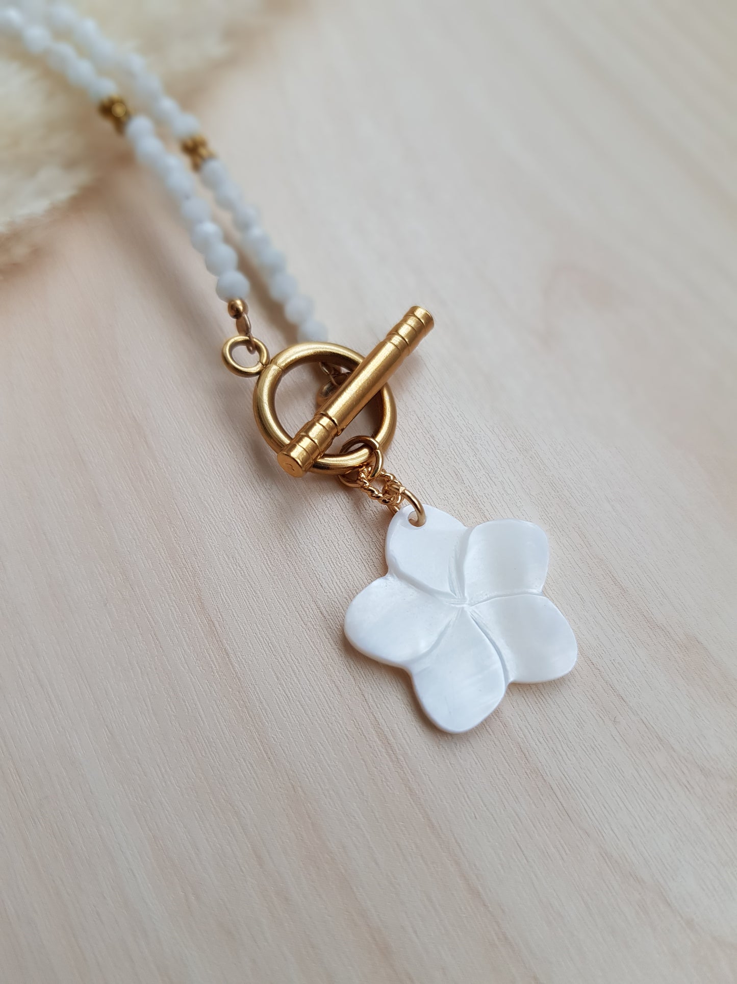 Halskette Mondstein mit Perlmutt Blume Goldig