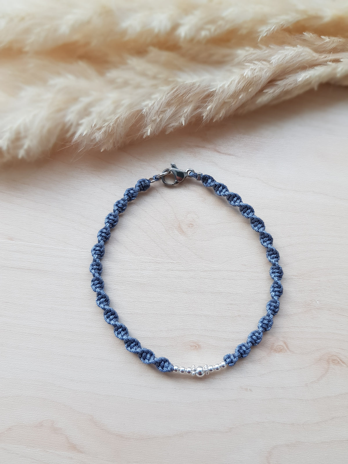 Geknüpftes Armband Silbrig
