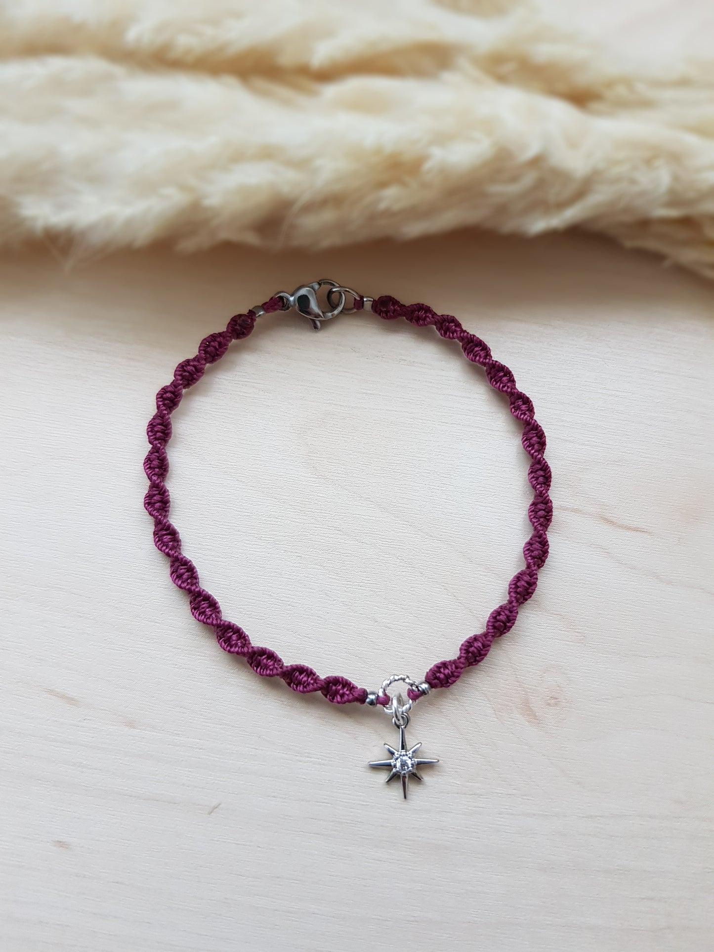 Geknüpftes Armband Weinrot Silbrig