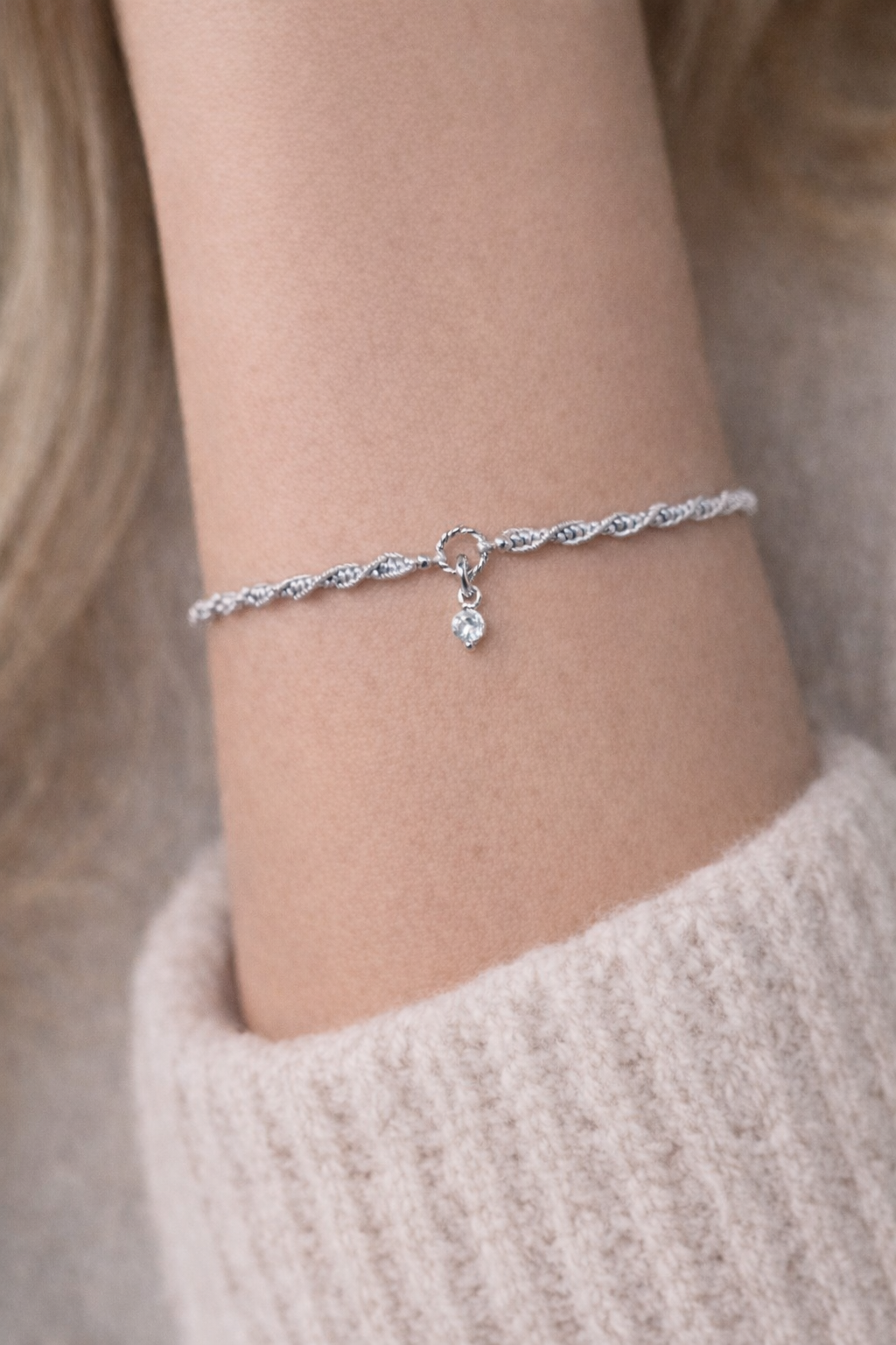 Geknüpftes Armband silbrig