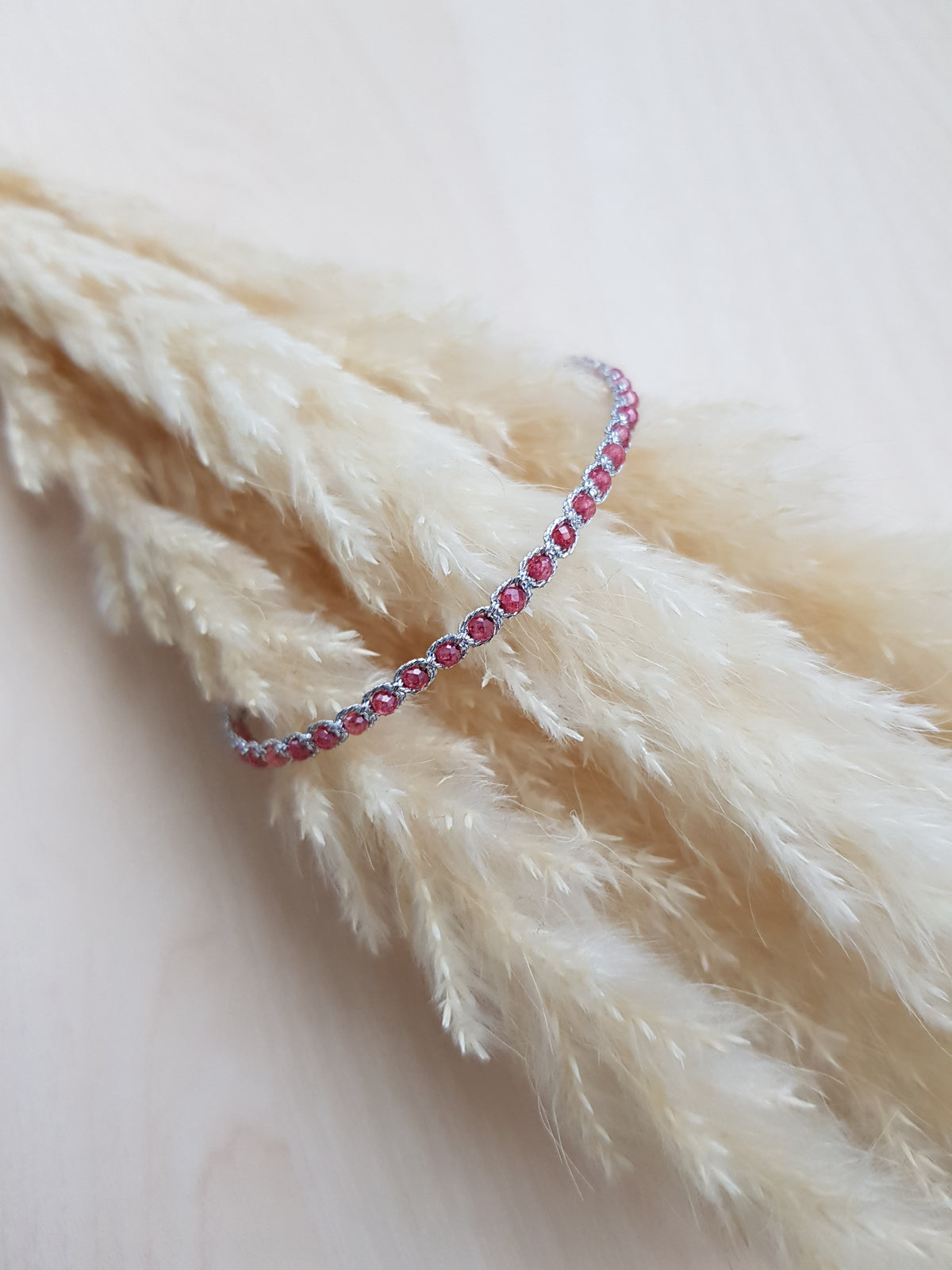 Geknüpftes Armband Zirkonia Weinrot Silbrig