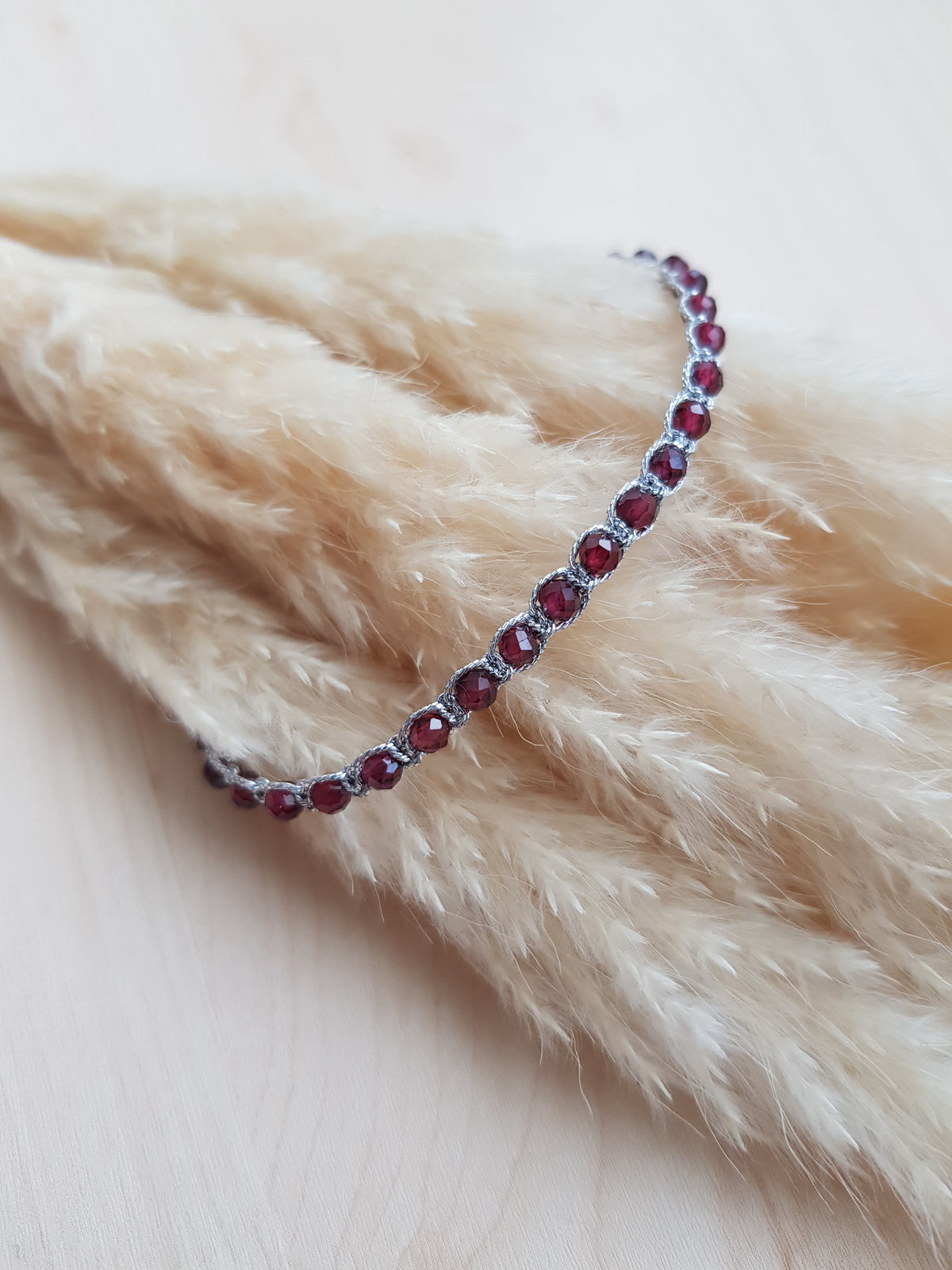 Geknüpftes Armband Granat Silbrig