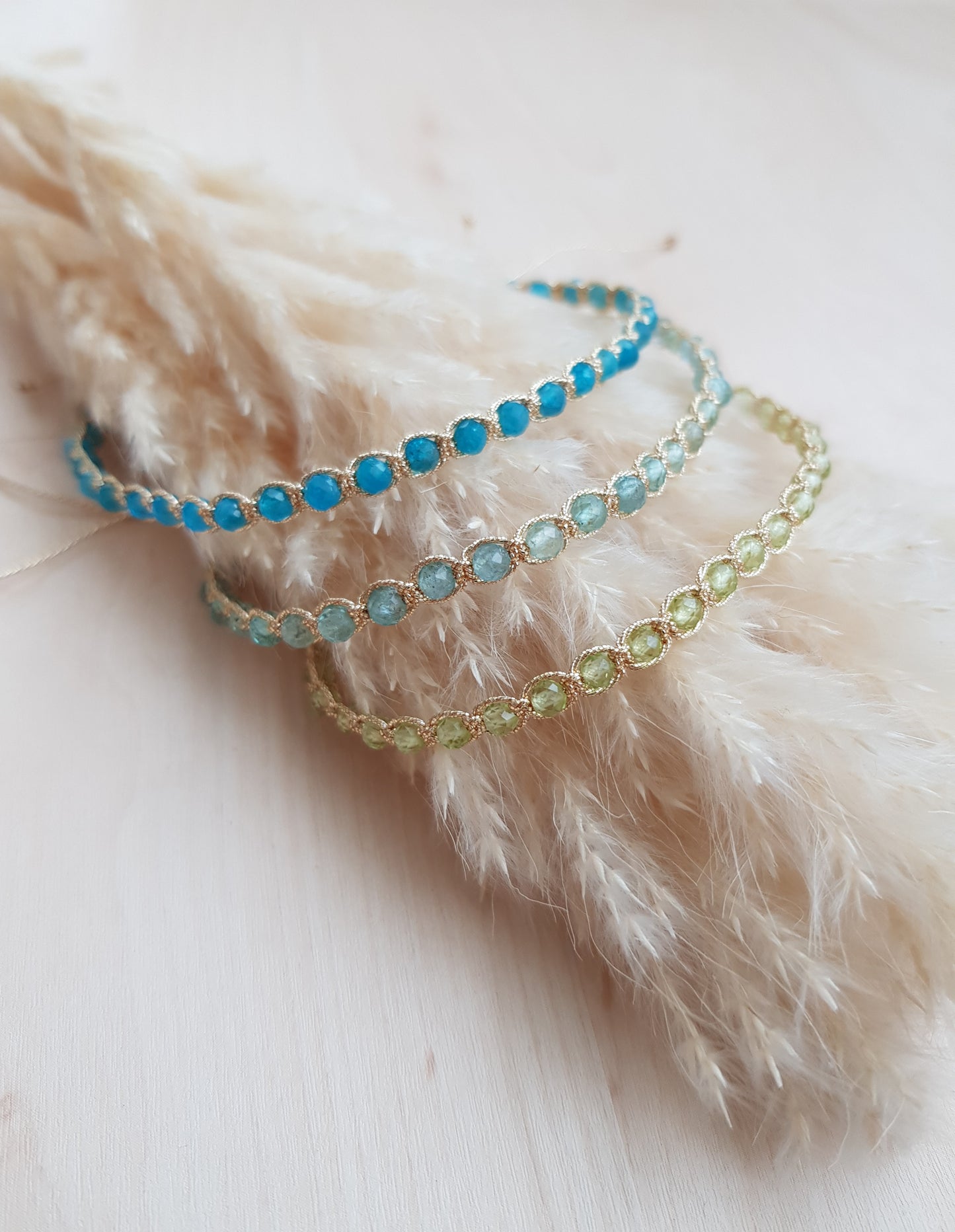 Geknüpftes Armband mit Edelsteine Goldig