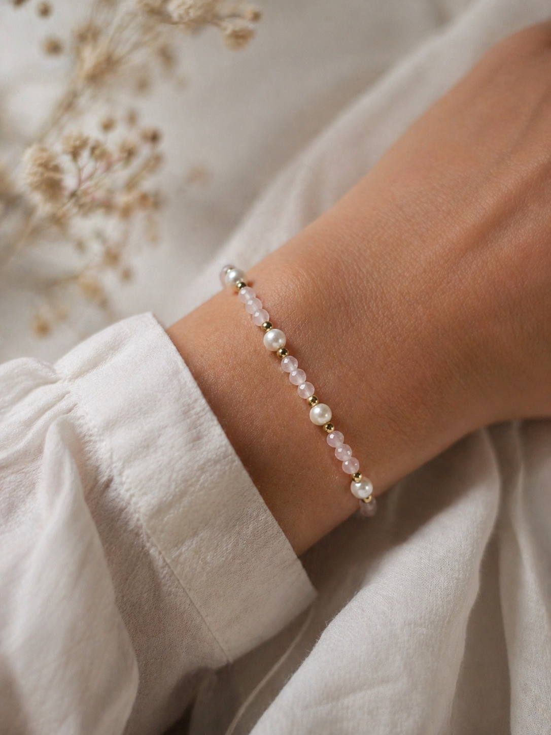 Armband Rosenquarz & Süsswasserperlen Goldig