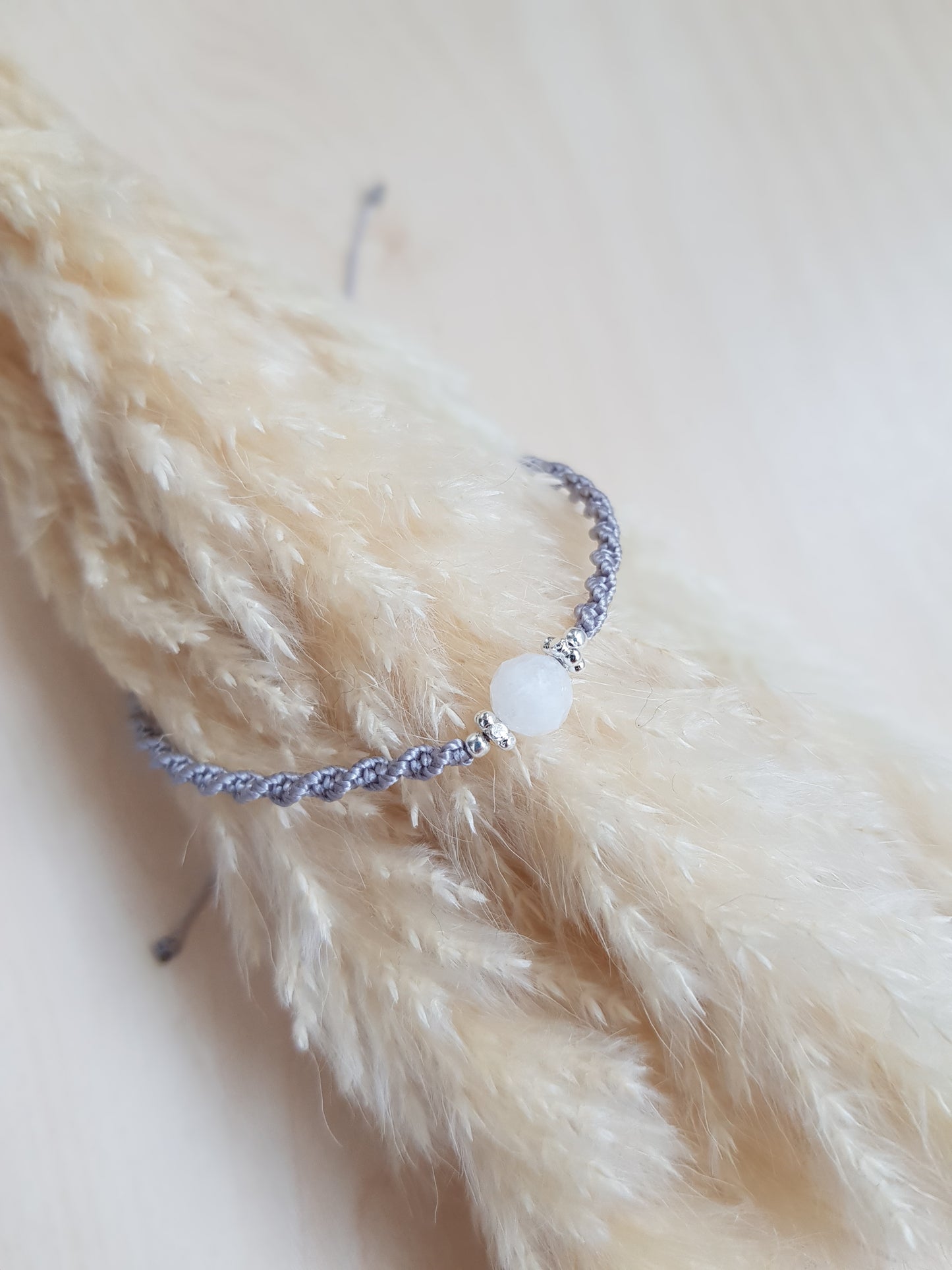 Geknüpftes Armband Mondstein Silbrig