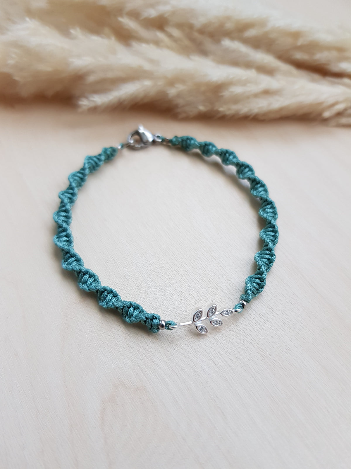 Geknüpftes Armband Blätter Silbrig