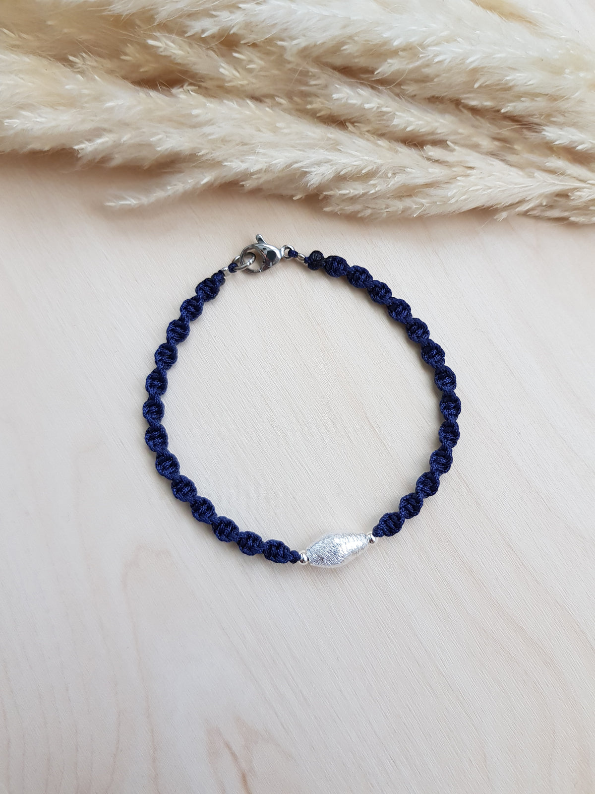 Geknüpftes Armband Olive Silbrig