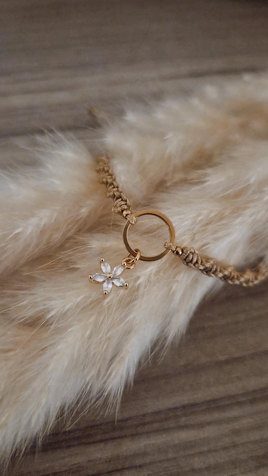 Geknüpftes Armband Blume Gold