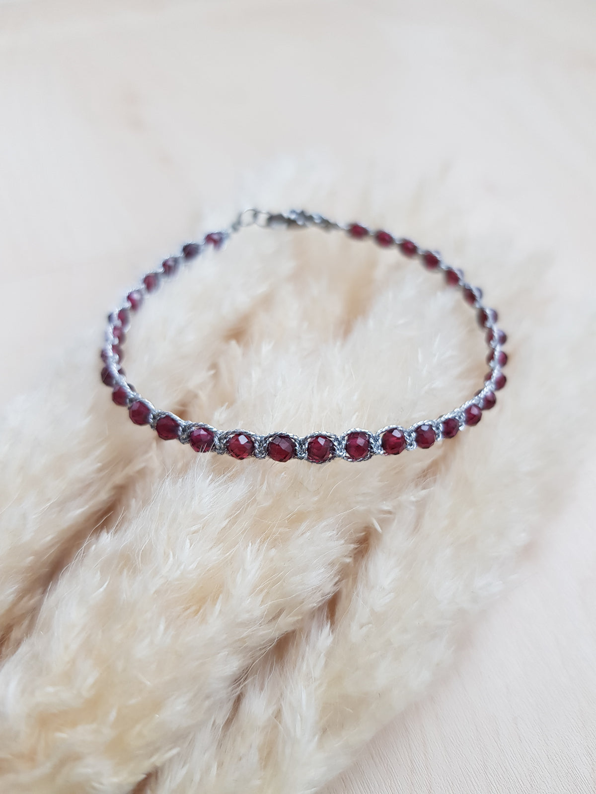 Geknüpftes Armband Granat Silbrig