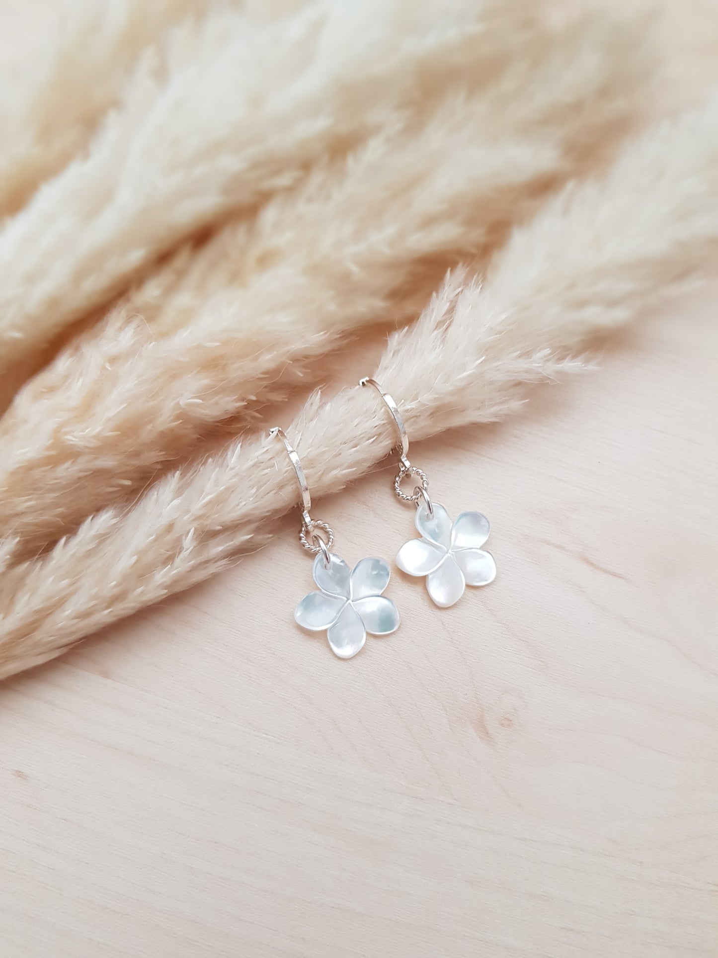 Ohrringe Perlmutt Blume Silbrig
