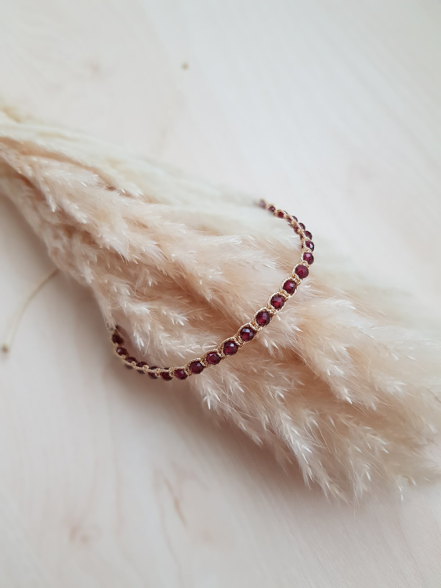 Geknüpftes Armband Granat Goldig