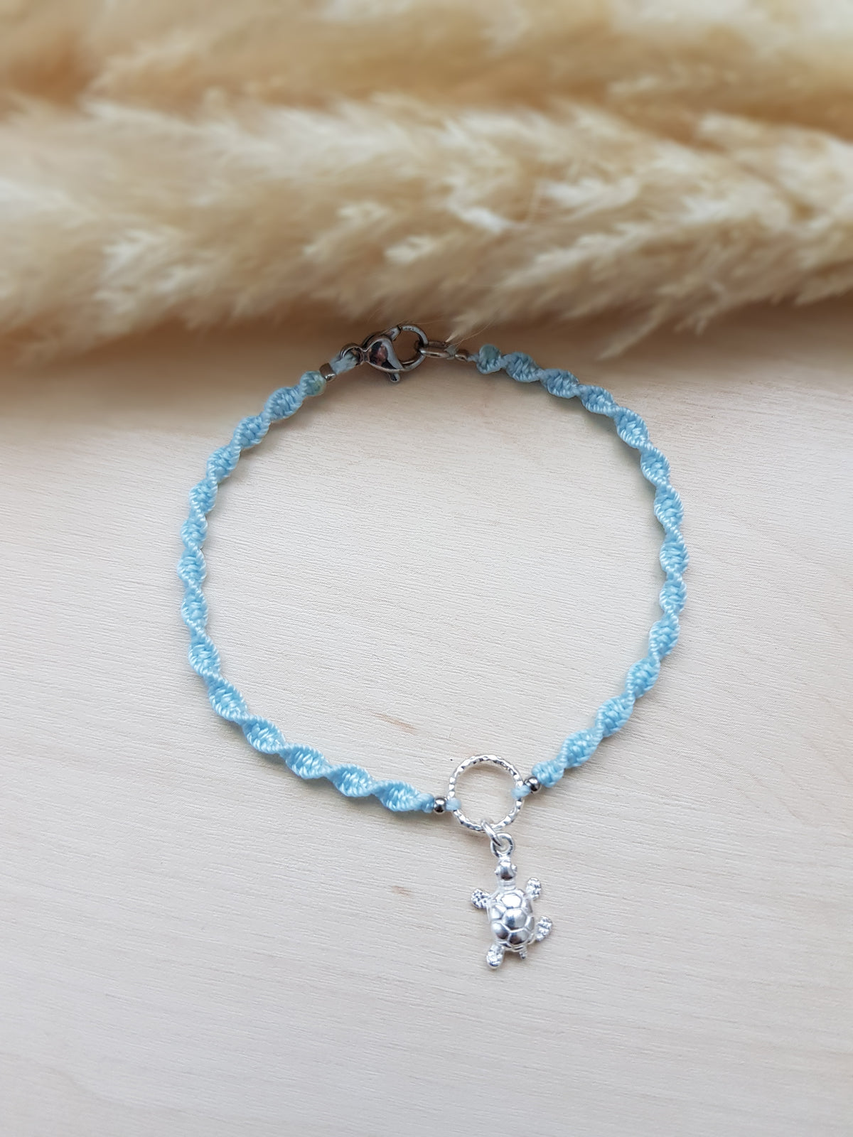 Geknüpftes Armband Hellblau Silbrig