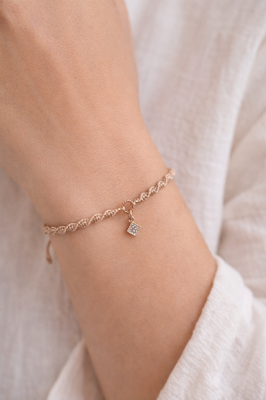 Geknüpftes Armband Roségold Quadratanhänger