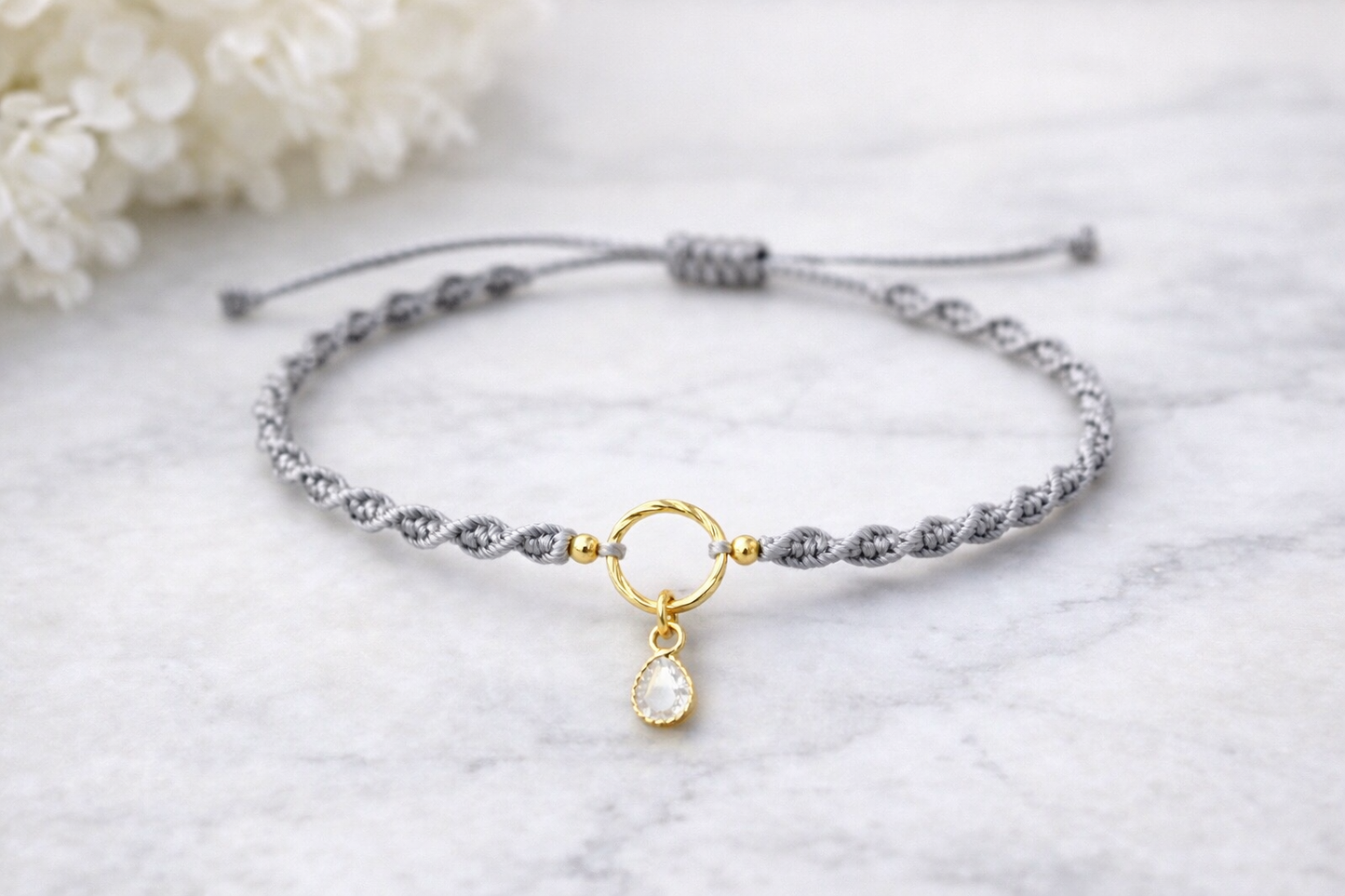 Geknüpftes Armband Gold Tropfenanhänger