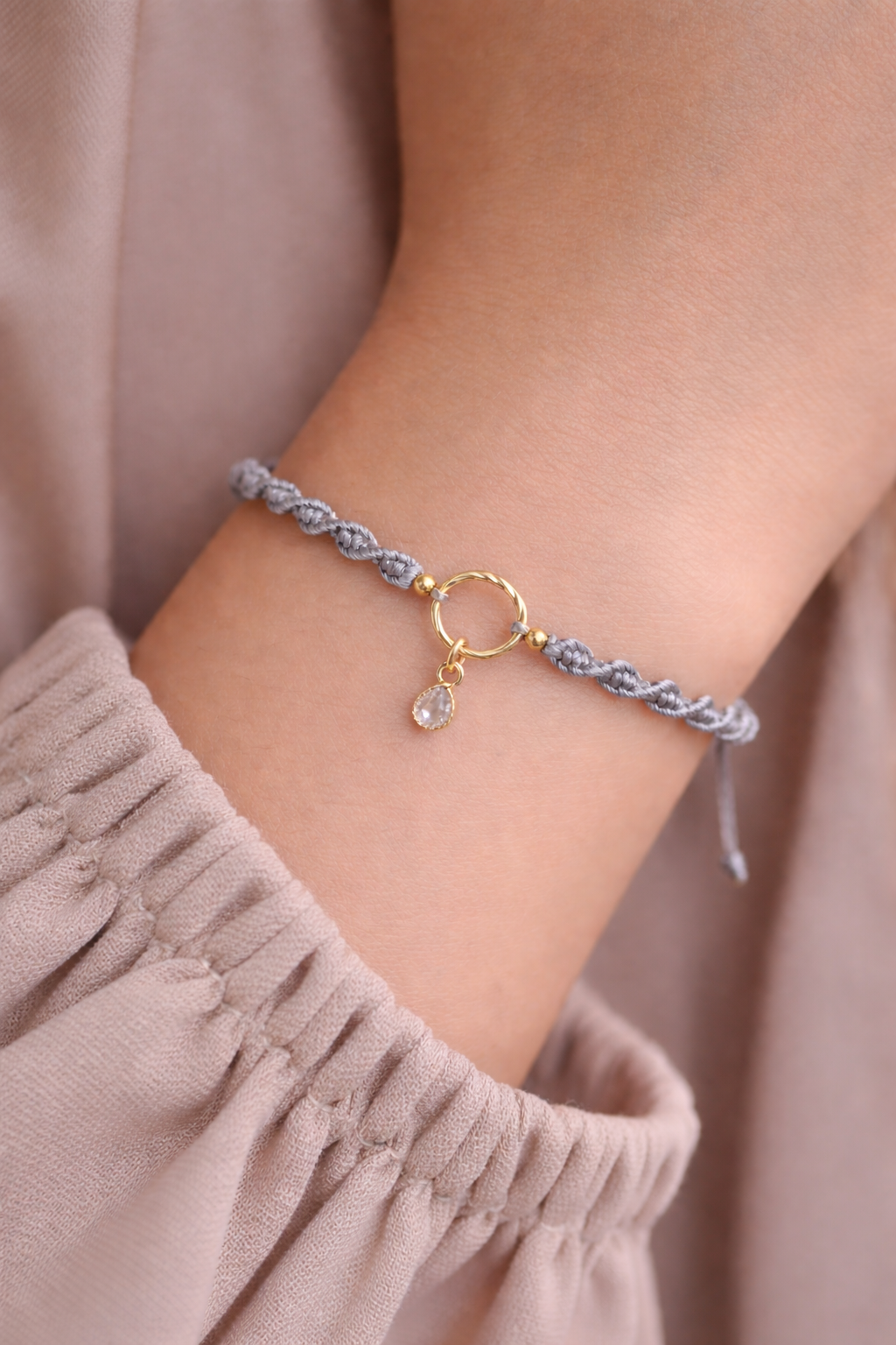 Geknüpftes Armband Gold Tropfenanhänger
