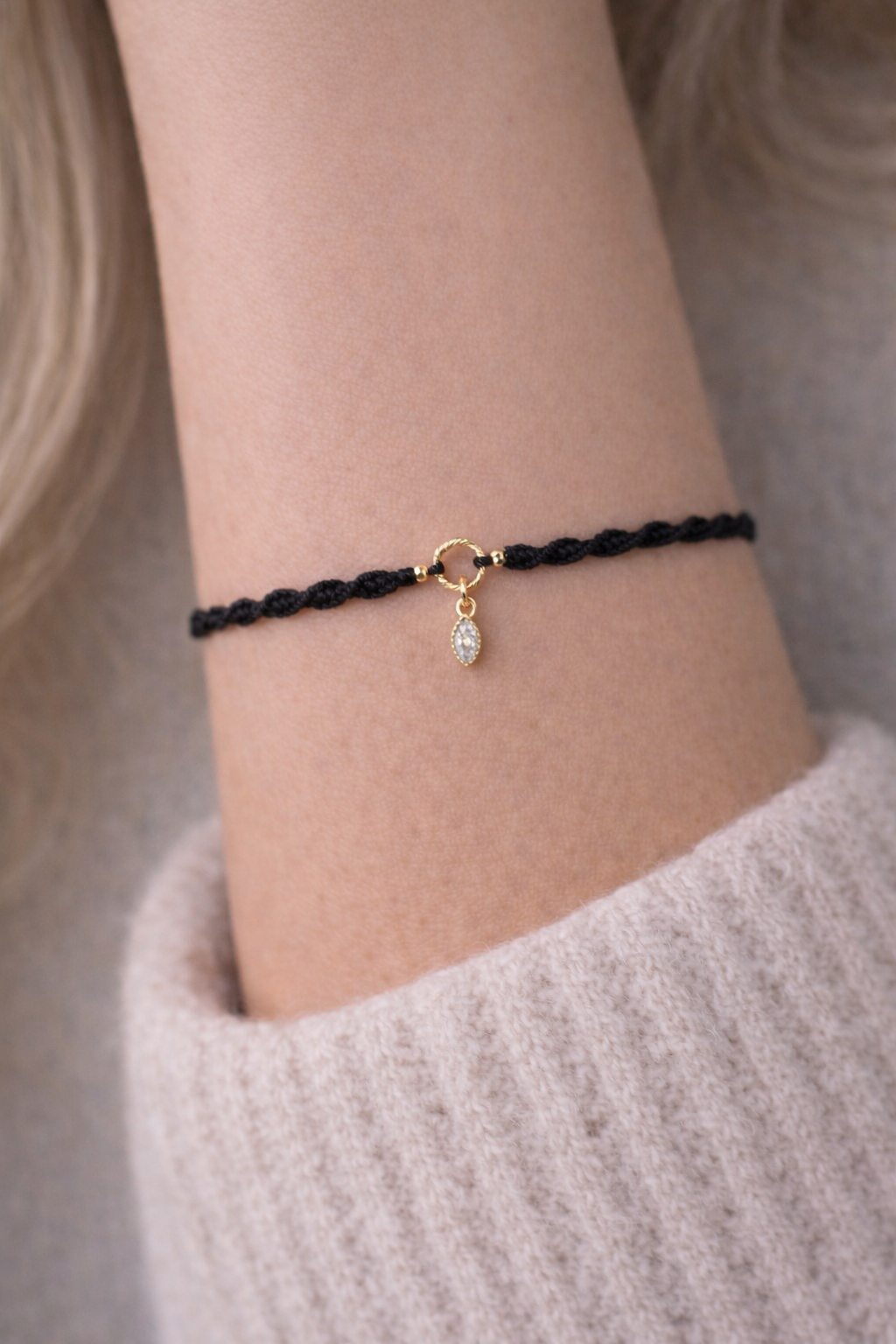 Geknüpftes Armband Gold Mandelanhänger