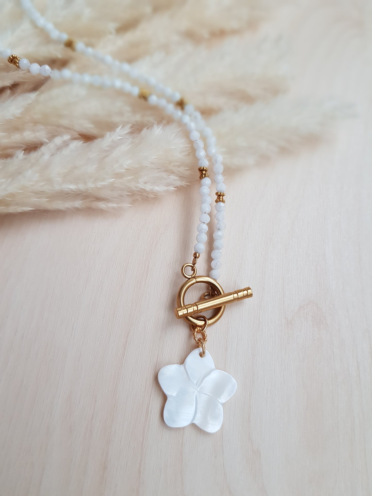 Halskette Mondstein mit Perlmutt Blume Goldig